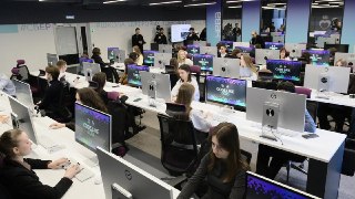 Московские десятиклассники предпрофессиональных ИТ-классов могут поучаствовать в программе по работе с ИИЕё запускает школа цифровых технологий «Школа 21» от «Сбера». Всего в программе примут участие более 10 тысяч московских школьников.Участники познакомя