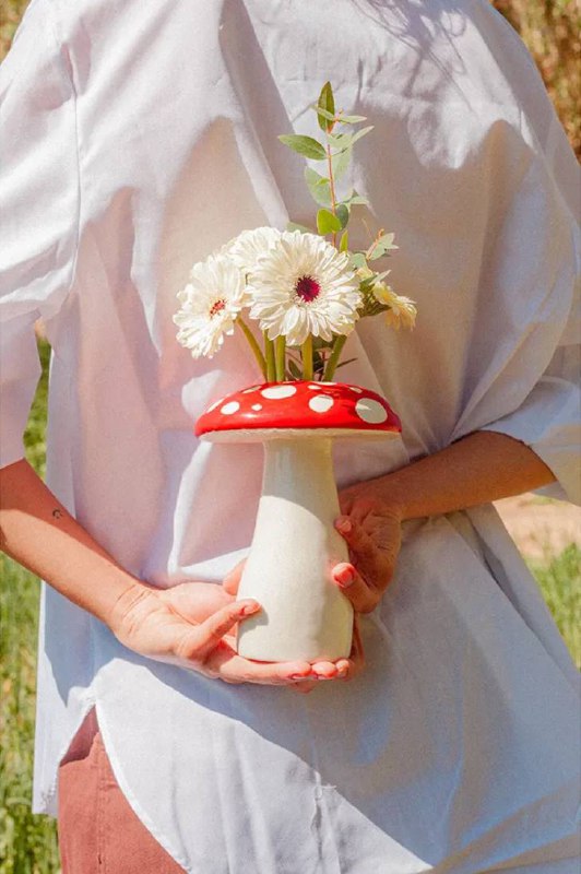 Керамическая ваза для цветов Amanita добавит в любое пространство свежий акцент и нотку иронии. Разместите в ней букет из живых цветов или сухоцвет... - изображение 1 - цветов, керамическая, ваза