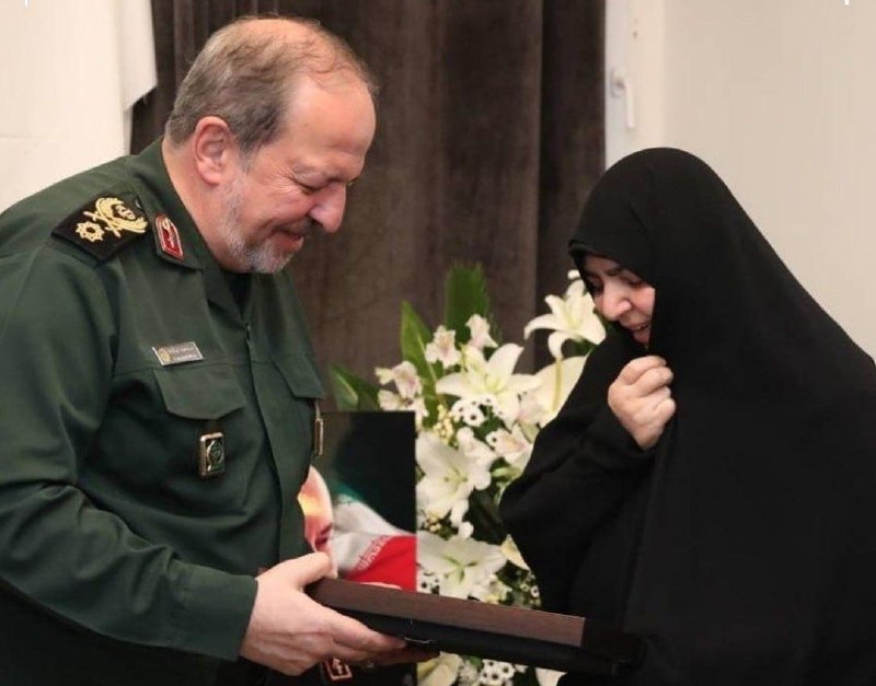 خبر۲۴: دیدار سرپرست وزارت دفاع با خانوادۀ شهدای جنگ رمضان🔹سردار ابنالرضا در آستانه روز صنعت دفاعی، با خانوادههای شهیدان دکتر
