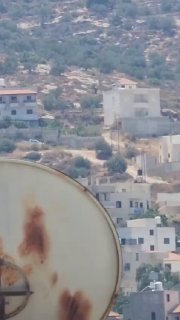 רכבי מתנחלים לכיוון האזור המערבי של העיירה בית פוריק, מזרחית לשכם.