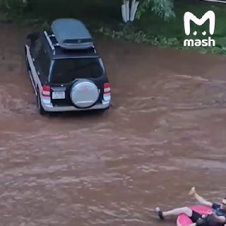 Оренбургская область второй день уходит под воду — из-за сильнейших осадков, обрушившихся на регион. 106 домов подтоплено, с последствиями столкнулись 932 человека.По нашей информации, затоплены четыре округа, 106 домов, 313 приусадебных участков, два низк