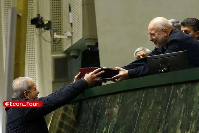 اقتصاد فوری 📈: بودجه چگونه آینده را پیش‌خور می‌کند؟🔹حسین قریب گرکانی/ اقتصاددان.🔹اقتصاددانان بودجه را صرفاً یک سند مالی نمی‌دانند؛ بلکه