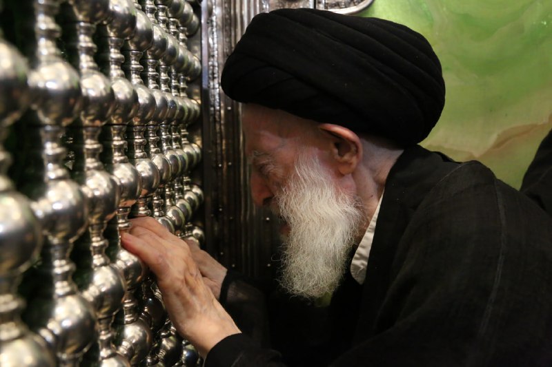 آیت‌الله‌العظمی شبیری زنجانی: 📷 آیت‌الله‌العظمی شبیری زنجانی «مد ظله» در حال زیارت حضرت فاطمه معصومه «سلام ‌الله‌علیها» در شب شهادت حضرت امام علي بن م