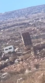 مستوطن يرعى أغنامه في أراضي المزرعة الشرقية شرق رام الله