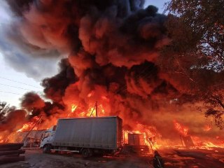 В Подмосковье произошел крупный пожар, горит складское помещение в селе Белый Раст Дмитровского района, по предварительным данным, пострадавших нет, сообщает МЧС.По оценке ведомства, площадь пожара составляет около пяти тысяч квадратных метров. Причина пож