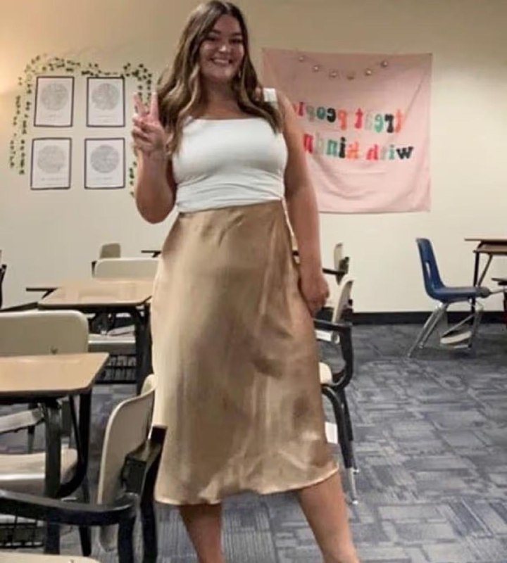 27-летняя педагог совращала ученика, делала за него домашние задания и платила за комплименты.Следствие установило, что параллельно с ней подростка домогалась 47-летняя коллега из той же школы.Школа в городе Пеория штата Аризона оказалась в центре скандала