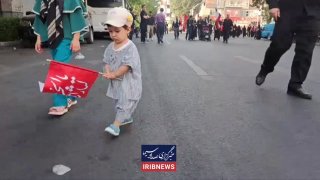 🎦 נוכחות ילדים עם הדגל בטקס הלוויה של גופת המנהיג שנהרג
