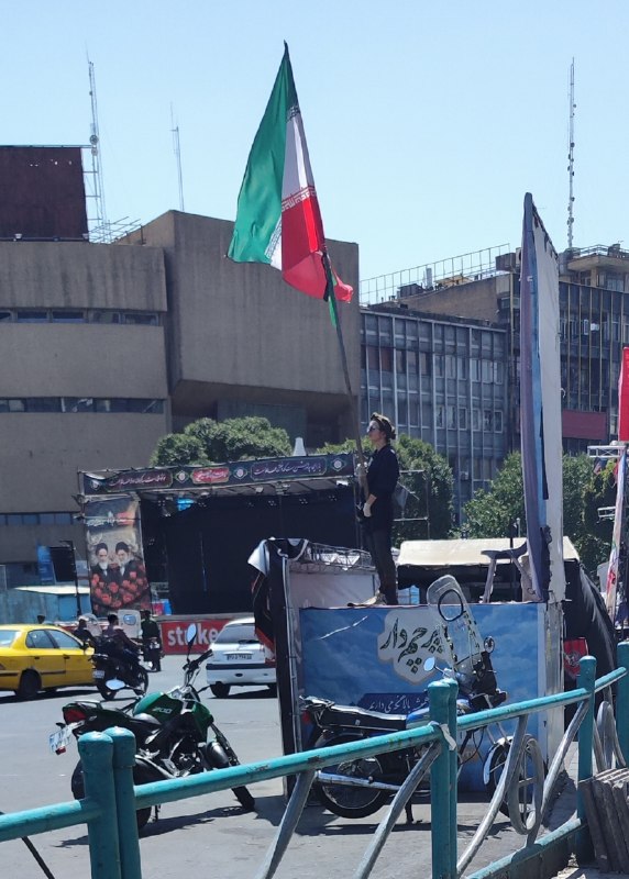 جامعه مدنی: پیروزی ایران✌️بله خیلی ها بخاطر کمترین آزادی حقوقشون پایمال شداما این عکس که مربوط به سوم شهریور در میدان ولیعصر تهران ا