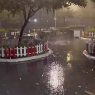 טורנדו השמיד שני מכולות מגורים באנטליה, ארבעה בונים נהרגו, כך אמר מושל האזור חולוסי שאהין.