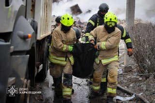 Россия ударила по жилой пятиэтажке в Харькове. Погибли пять человек  В результате обстрела разрушен подъезд с первого по пятый этажи. Также поврежден дом, расположенный по соседству, сообщили в ГСЧС Украины.  Погибли пять человек. Среди них есть 13-летний…