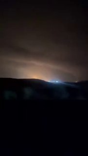 ניתן לראות עשן ואש במרחק קילומטרים בעיר אהוואז לאחר גל תקיפות אינטנסיבי שבוצע על ידי חיל האוויר האמריקני.