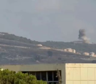 שוב דחוף.. מזל"ט ישראלי מטיל פצצות נפץ על גבעת "עלי אל-טאהר", בדרום לבנון.