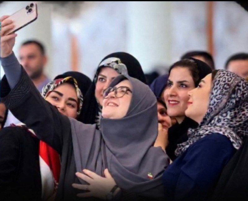 تحلیل زمانه: استکبارستیزان ایفون دار❗️سلفی همسر عراقچی، دختر پزشکیان و فاطمه مهاجرانی در نمایشگاه خیریه انجمن دیپلماتیک بانوان؛ آن هم
