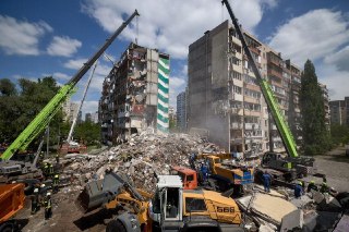 Количество пострадавших в результате ночных ударов в Киеве выросло до 31 человека, среди них есть ребенок, один человек погиб, сообщает ГСЧС Украины.   По данным ведомства, спасатели продолжают искать людей под завалами жилой многоэтажки в Дарницком районе