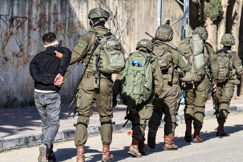 نسیم‌ آنلاین: یورش صهیونیست‌ها به قلقیلیه؛ ۶ جوان فلسطینی بازداشت شدند🔹نظامیان رژیم صهیونیستی در جریان یورش به شهر قلقیلیه در شمال کرا