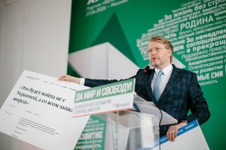 «Яблоко» представило свою программу перед выборами. Ключевые пункты — прекращение огня, переговоры, жизнь без страха и репрессийНа предвыборном съезде «Яблока» председатель партии Николай Рыбаков представил программу к выборам в Госдуму. Ее главные пункты 