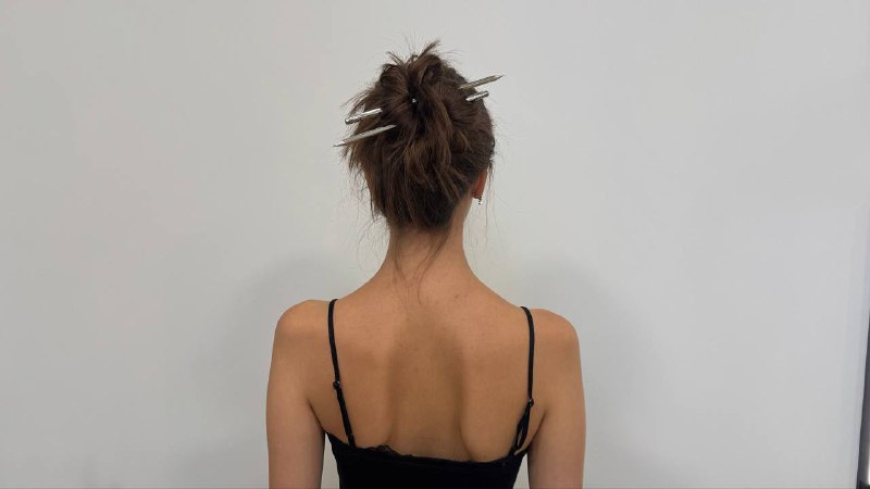 Когда небрежность требует точности 🙌🏻Вернулась к практике и собственному обучению. Иногда полезно остановиться и снова начать с базы — смотреть на привычные вещи под новым углом. Сейчас тренирую укладки: растрёпанные пучки, вайб «депрессивных волос» — немного или много небрежности, которая на самом деле требует точности. Заодно пробовала, как мои украшения смотрятся в разных волосах — каждый раз как новое. Учусь не только технике, но и дополнительной стилизации.🌹Когда небрежность требует точности 🙌🏻Вернулась к практике и собственному обучению. Иногда полезно остановиться и снова начать с базы — смотреть на привычные вещи под новым углом. Сейчас тренирую укладки: растрёпанные пучки, вайб «депрессивных волос» — немного или много небрежности, которая на самом деле требует точности. Заодно пробовала, как мои украшения смотрятся в разных волосах — каждый раз как новое. Учусь не только технике, но и дополнительной стилизации.🌹