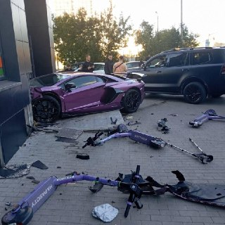 В Екатеринбурге спорткар Lamborghini врезался в жилой дом, на этом автомобиле ранее ездил 20-летний сын миллиардера Игоря Алтушкина Давид, очевидцы видели Давида на месте аварии, пишет Е1.Игорь Алтушкин — основатель «Русской медной компании», занимает 39 м