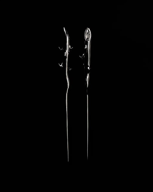 Очень тёплый день рождения Вики 🖤 Без большого шума — узким кругом, в Harvest: болтали, смеялись и внезапно забрейнштормили её празднование через год. Если что, план — бал для самых стильных людей страны, держим кулачки за спонсоров.Подарила Вике шпильку “Rosa” из своего ювелирного бренда Haitpin MT — она давно её хотела, просто тогда были короткие волосы. Сейчас они отросли, и момент случился идеальный.Финал — афтерпати в «Игле». Маленький бар, авторские коктейли и нереальная винтажная аудиосистема. Очень правильно закончили вечер, с хорошей музыкой и в уединении.Очень тёплый день рождения Вики 🖤 Без большого шума — узким кругом, в Harvest: болтали, смеялись и внезапно забрейнштормили её празднование через год. Если что, план — бал для самых стильных людей страны, держим кулачки за спонсоров.Подарила Вике шпильку “Rosa” из своего ювелирного бренда Haitpin MT — она давно её хотела, просто тогда были короткие волосы. Сейчас они отросли, и момент случился идеальный.Финал — афтерпати в «Игле». Маленький бар, авторские коктейли и нереальная винтажная аудиосистема. Очень правильно закончили вечер, с хорошей музыкой и в уединении.