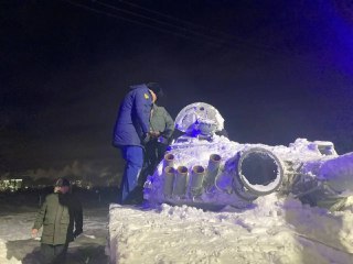 В Якутске 16-летнего подростка насмерть придавило в танке на выставке военной техники. Трагедия произошла в парке «Россия — моя история». Школьник погиб не месте.«По предварительным данным, ребёнка придавило тяжёлой подвижной металлической деталью танка. Н