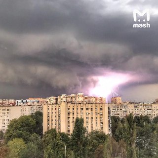 Жители Краснодара уже несколько дней страдают от удушья и приступов кашля после грозы. Пострадало много беременных, горожанам трудно дышать.Жалобы начались в ночь на 27 августа — больше ста человек обратились в больницу с одними и теми же симптомами: сильн