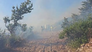 על רקע אתגרי שטח מורכבים, צוותי ההגנה האזרחית ממשיכים בעבודתם לכיבוי השריפה בכפר אל-קבינה באזור הכפרי של לט…