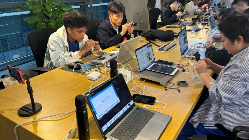 10.7日活动——手搓机器人第二期“一个充满工业风的桌面机器人，从零散的零配件开始一步一步搭建，接着跑代码，最后实现语音交互，仿佛创造了一个全新的生命，成就感满满💪✨”10.7日活动——手搓机器人第二期“一个充满工业风的桌面机器人，从零散的零配件开始一步一步搭建，接着跑代码，最后实现语音交互，仿佛创造了一个全新的生命，成就感满满💪✨”