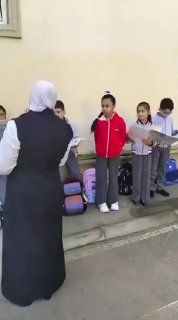 🎦 מלמדים בחצר בית הספר בגלל לבישת חיג'אב!