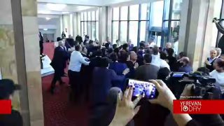 קציני ביטחון קמו כחומה: הקרב עבר למסדרונות הפרלמנט