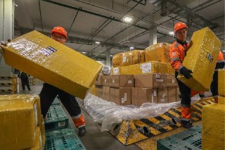 Пошлину за покупки зарубежных товаров снизят с 15% до 5%Об этом сообщила Евразийская экономическая комиссия. Новые правила начнут действовать с 1 января 2027 года с тем же порогом беспошлинного ввоза в 200 евро.Впрочем, радости с этого немного: Минпромторг