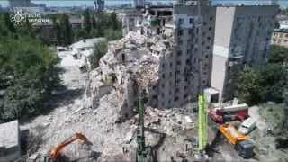 До 100 увеличилось число пострадавших в результате атаки на Киев, еще 21 человек погиб, сообщает полиция.Ночная атака на Киев, по словам мэра, стала самой масштабной за все время, 3 июля в городе объявлен днем траура, спасательные работы продолжаются.