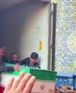 הלוויתה של משפחתו של ההרוג סייד עלי חמינאי במקדש סבם, האימאם חוסיין (עליו השלום)