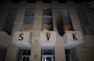 На Русский дом в Праге совершено нападение, в здание бросили несколько «коктейлей Молотова», подозреваемый разыскивается, сообщила чешская полиция.«По счастливому стечению обстоятельств, три из шести „коктейлей Молотова“ не взорвались», — сказал ТАСС руков