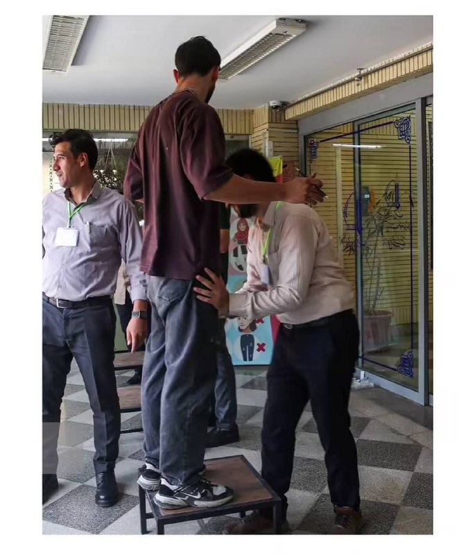 منو درسام 📚: مراقب یکی از حوزه ها حوصله نداشته هی خم شه یه صندلی گذاشته بود بچه ها میرفتن بالا میگشت 😂 📚 @mn_darsam