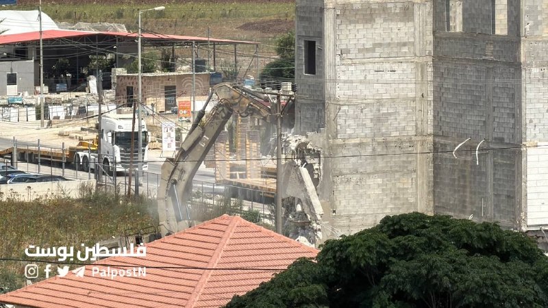 תמונות של דחפורי כיבוש הורסים בניין מגורים ומסחר הכולל חנויות ודירות מגורים בעיירה ארבה, דרומית מערבית לג'נין.