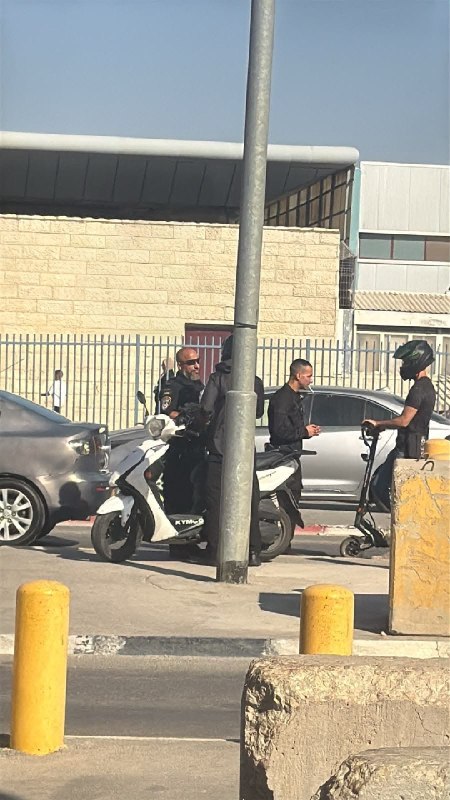 شرطة الاحتلال توقف دراجات نارية على حاجز قلنديا