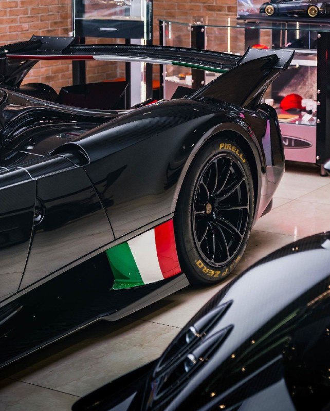 Pagani Huayra R и Pagani Zonda R 5