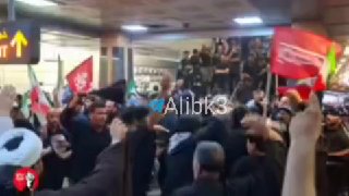 חברי השבטים הערבים בתחנת המטרו קחריזאק בטהרן בזמן שהם הולכים להשתתף בהלווייתו של מר נהרג.