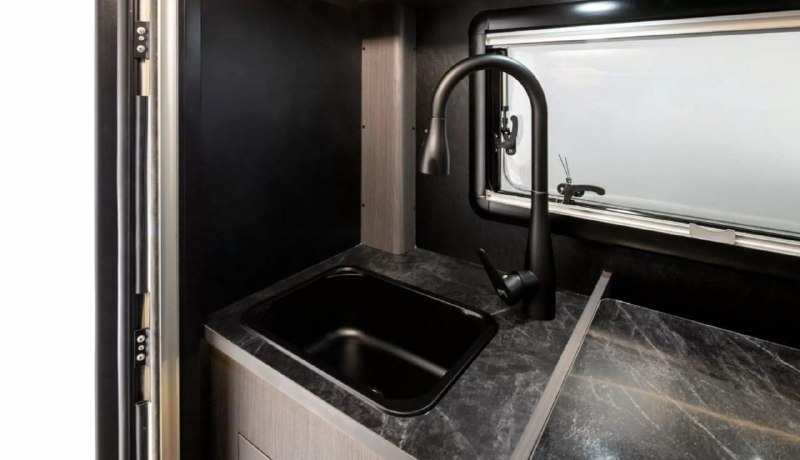 Daihatsu Hijet превратили в мини-дом на колесах 4