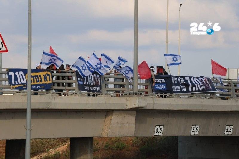 מפגינים ציינו אלף ימים לאירועי 7 באוקטובר במחלף ינאי