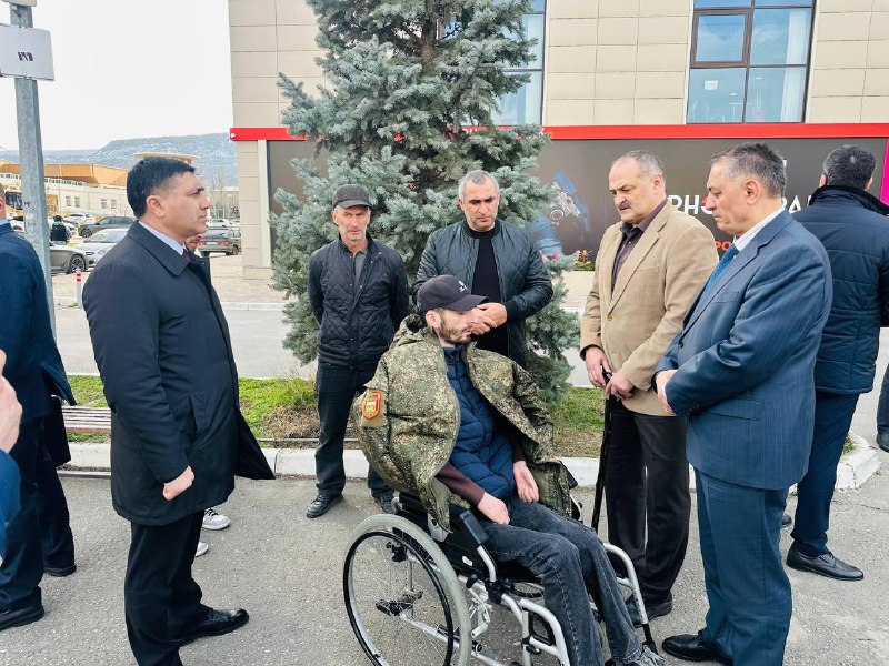 ⚡️ Сергей Меликов вручил новый автомобиль ветерану СВО Мукаилу Чубанову. фото