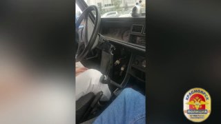 בני נוער שיכורים גנבו VAZ וניסו להימלט לקרסנויארסק. בחניון שני קטינים הבחינו ברכב עם חלון פתוח מעט, מצאו את…