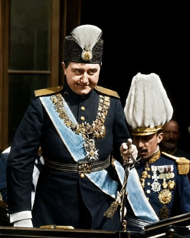 کارگاه طنز و تاریخ: 👑 احمدشاه قاجار در اسپانیا📜 این تصویر، احمدشاه قاجار، آخرین پادشاه سلسله قاجار را در جریان سفرش به اسپانیا نشان می‌دهد.📅