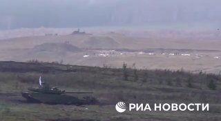 🇷🇺️ - מערכת ההגנה האקטיבית של Arena-M (APS) על טנקי T-90M המשלבים מל"טים FPV ומזל"טים מסוג כנפיים קבועות במהלך התרגיל הצבאי Center-2026.