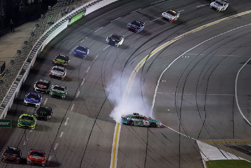🔥 Новость с ураганным трюком из мира NASCAR: на EchoPark Speedway Bubba Wallace