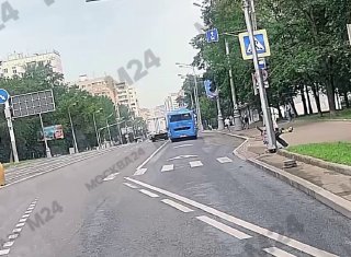 В центре Москвы «Газель» столкнулась с автобусом, после чего автобус врезался в рекламный щит, следует из кадров очевидцев.Пострадали 25 человек, пишут ТАСС со ссылкой на оперативные службы и «Московский комсомолец». Госавтоинспекция сообщает о десяти пост