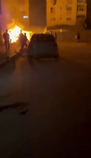 הרגעים הראשונים של תקיפת מזל"ט ישראלי על רכב בעיר חמד, צפונית מערבית לחאן יונס.