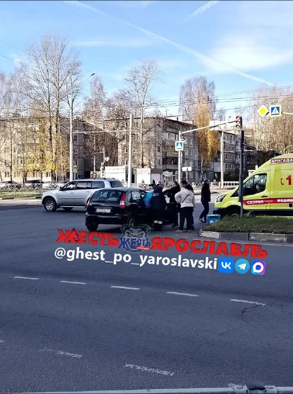 שליח נפגע בשדרות דזרז'ינסקי מצילומים מהרשתות החברתיות עולה כי אמבולנס הגיע למקום ועל הכביש מונחים קורקינט ח…
