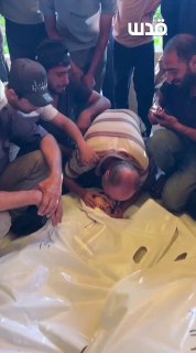עצב וכאב גדול.. אב נפרד מבתו המתה, שנהרגה מהכיבוש בהפצצה על מוואסי חאן יונס