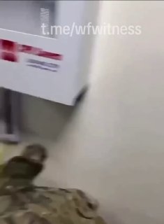 🇺🇸🇮🇷 צילומי מטה משקפיים מציגים חיילים אמריקאים מתפנים לבונקרים במהלך מתקפת טילים איראנית על בסיס האוויר…